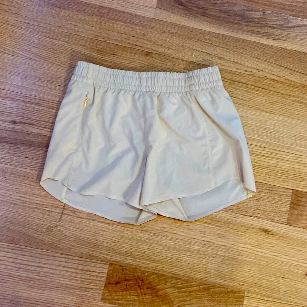 Athleta heart of the hustle 2.5 shorts